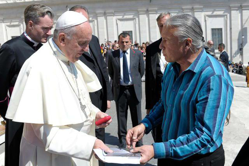 Steven Newcomb and Pope Francis, St. Peter’s Square, 4 May 2016